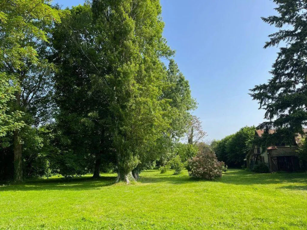 A vendre belle chaumière de 155 m² habitables édifiée sur un terrain de 4800 m² commune de la VACHERIE
