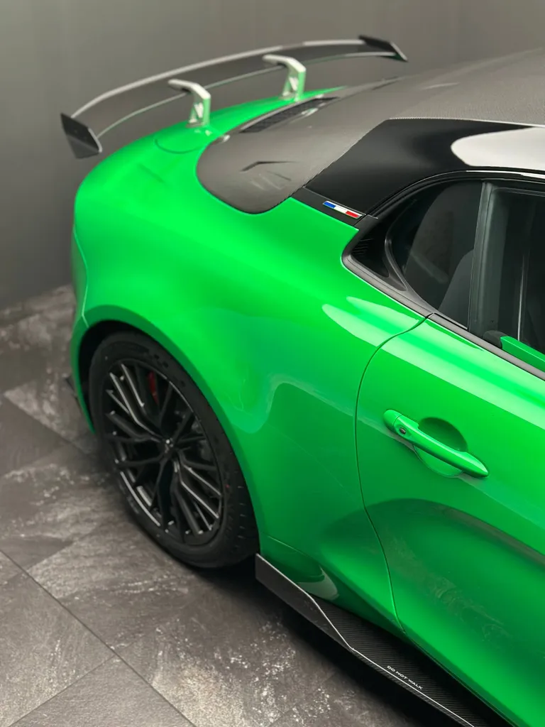 Pose de film de protection PPF sur une Alpine A110R près du Mans