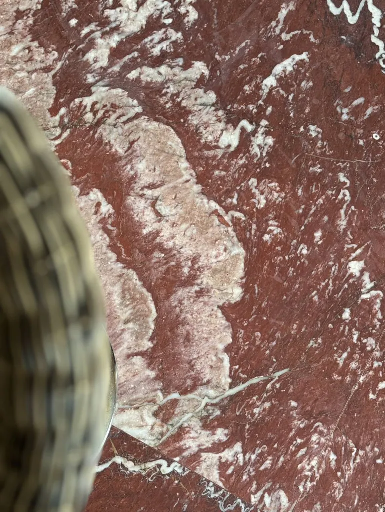 Spa en Marbre rouge Saint Pons et granit noir Zimbabwé au Domaine Mas de Rey à Arles