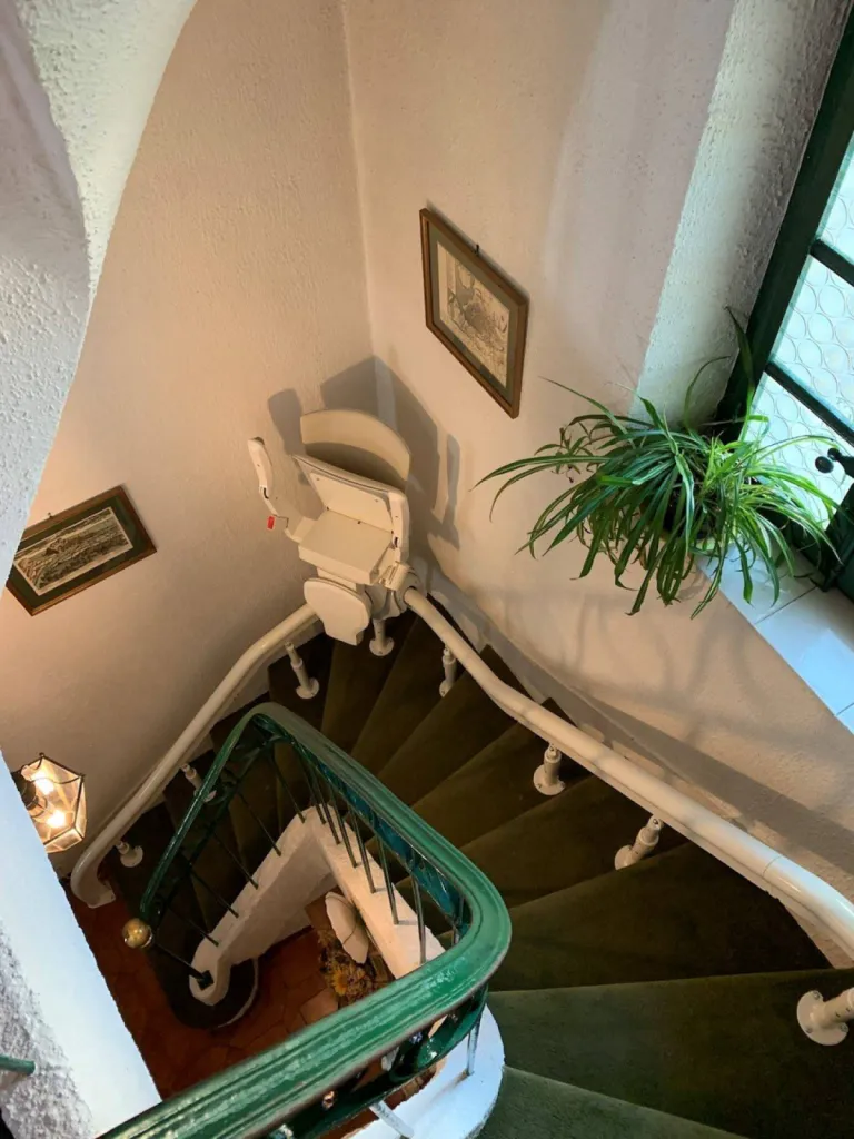 implantation du rail d'un fauteuil monte-escalier dans un escalier tournant