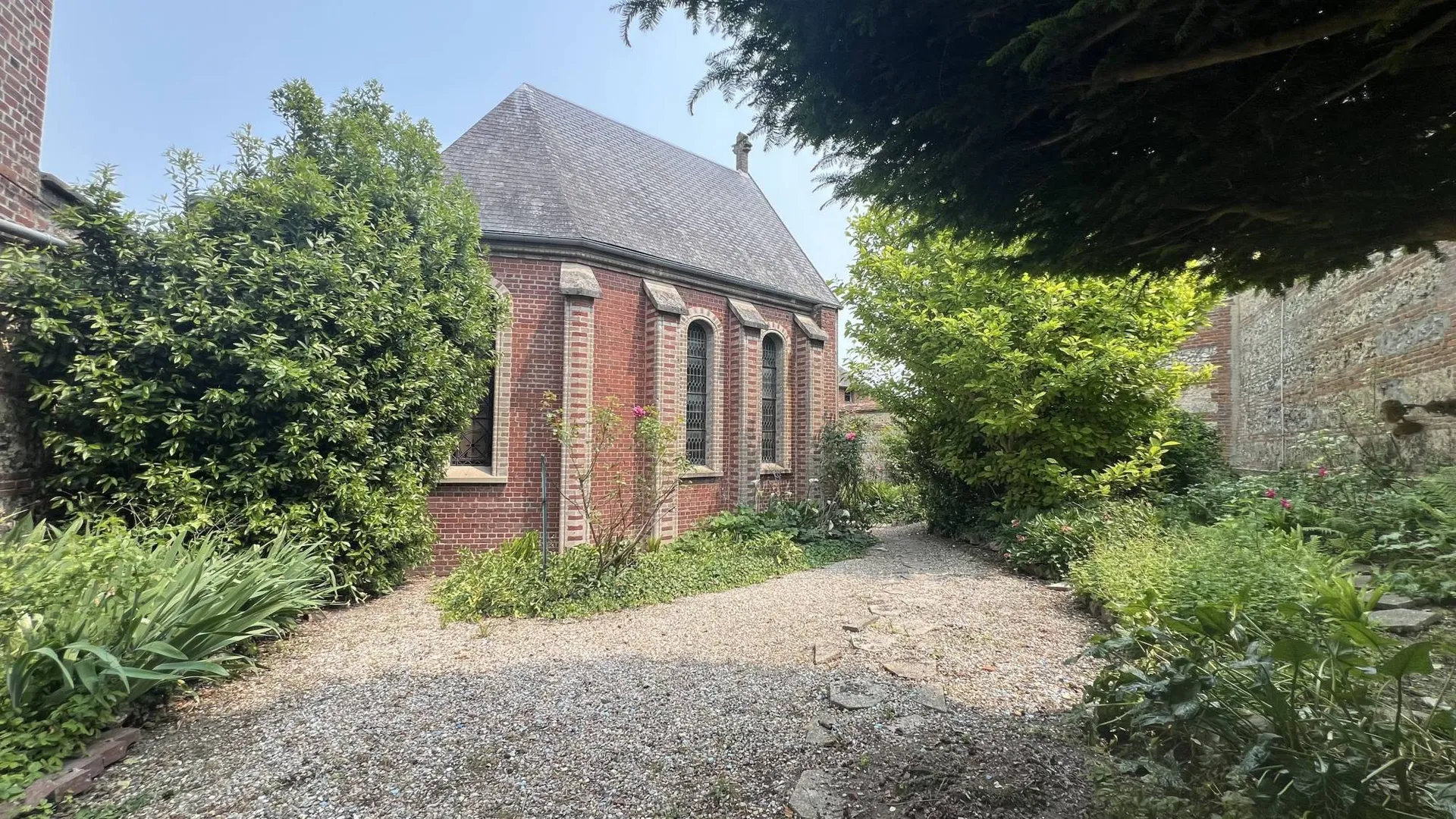 Belle demeure bourgeoise 280m² avec 5 chambres, 11 pièces, chapelle 50m², jardin arboré 597m² et grand garage, exposition sud-ouest, en plein centre de Eu 76260.