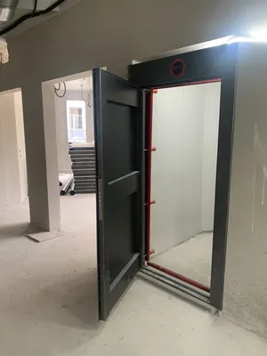 Pose d’une porte anti-squat métallique avec occultation et détection Ajax MotionCam sur chantier à La Courneuve 93120