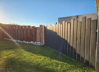 Brise-vue en acier thermolaqué à lames verticales, réalisé sur mesure par Sud Ouest Métal.