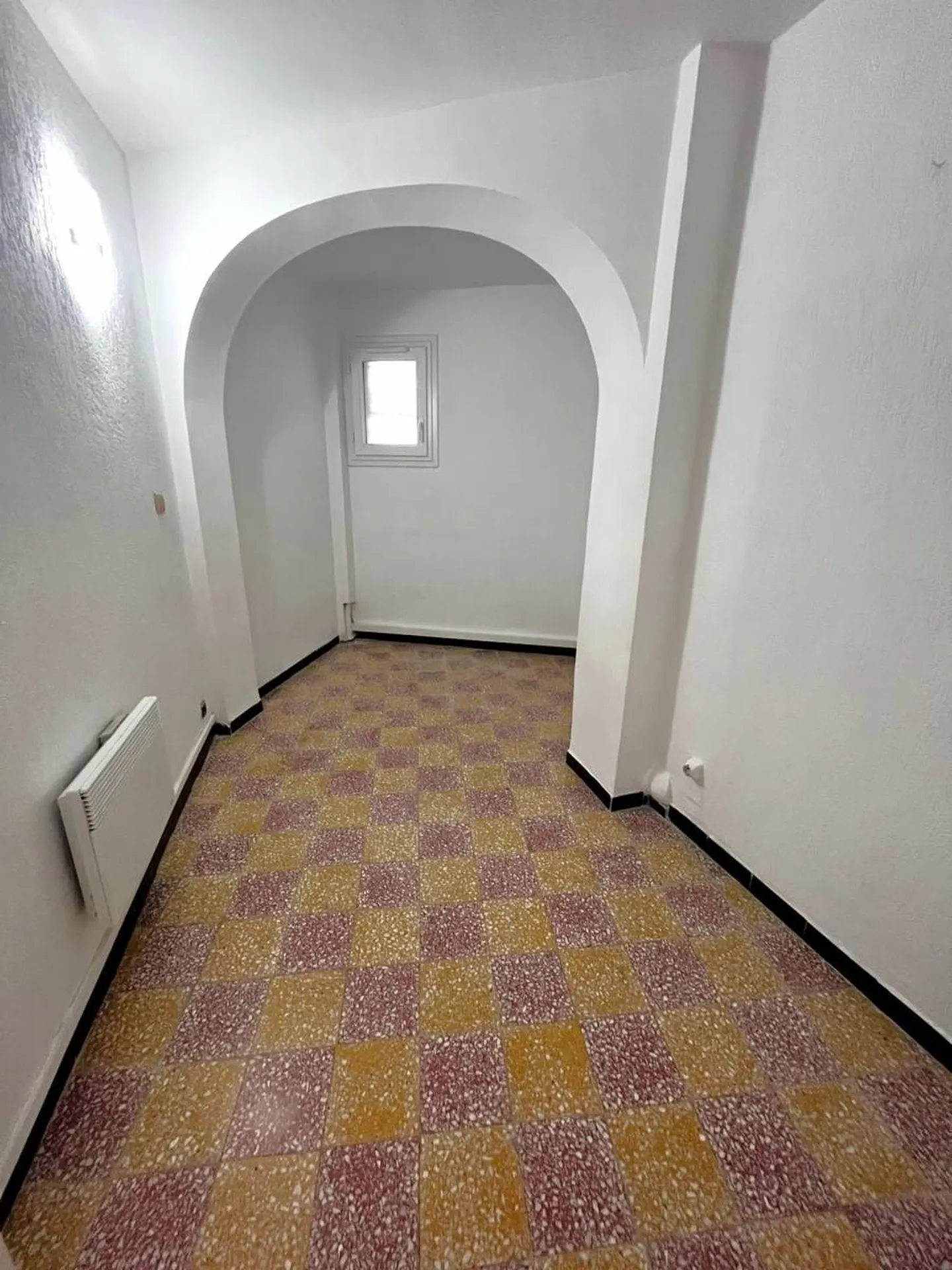 Vente appartement T2 Cassis  avec vaste terrasse dans petit immeuble du centre