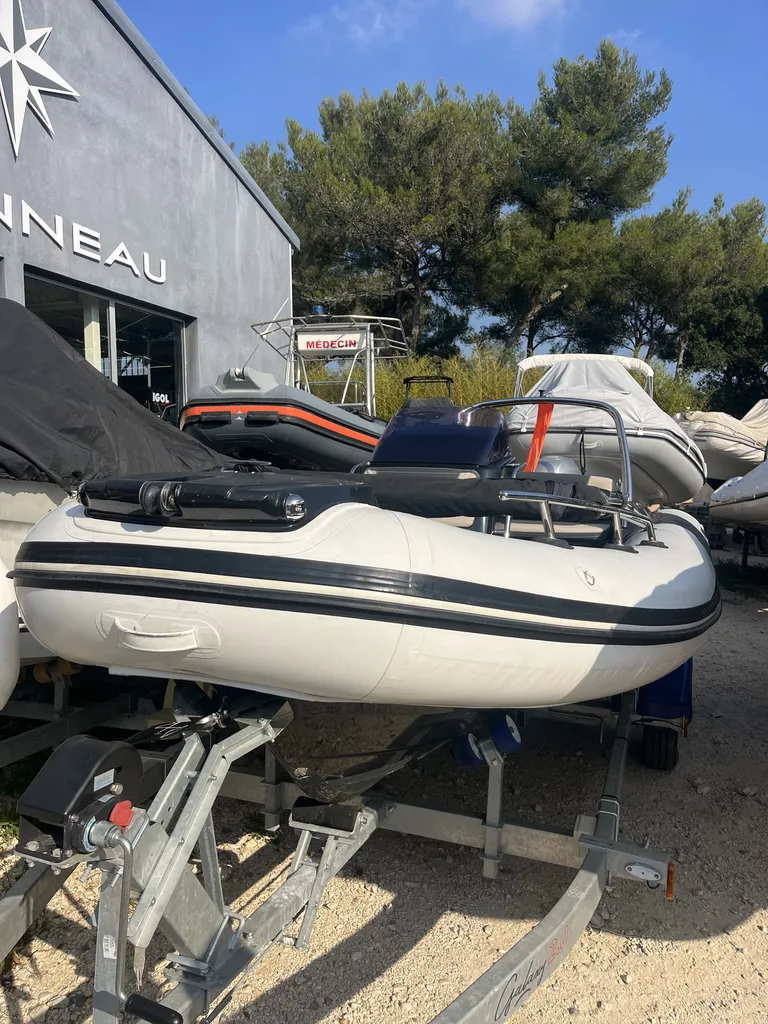Toni Marine vous propose ce semi-rigide Grand Boats Golden Line G500 d'occasion équipé d'un moteur Honda BF80 disponible à La Londe les Maures près de Hyères