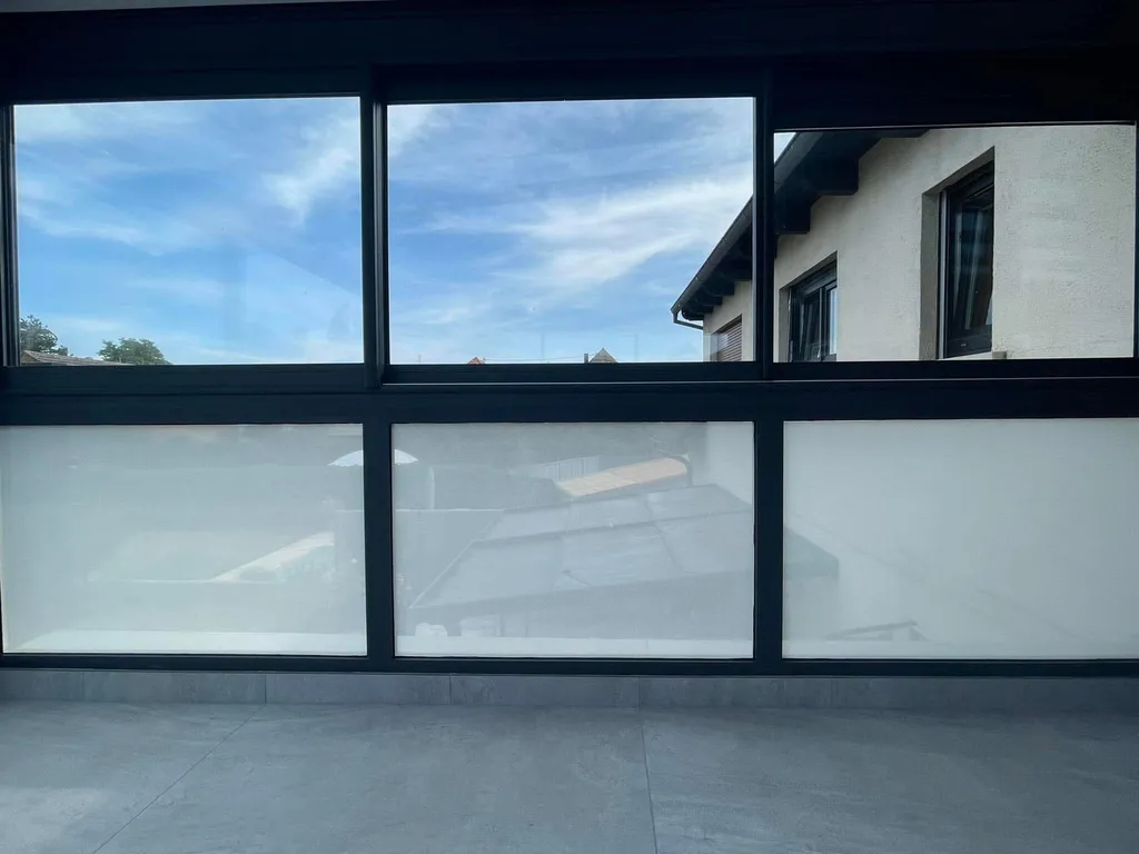 Intimité et lumière préservées avec le film adhésif Squid par A.G.R Solutions.