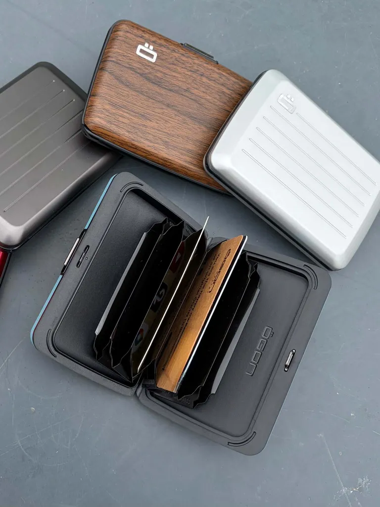 Porte-cartes aluminium Ögon Design chez Evasion à Eu