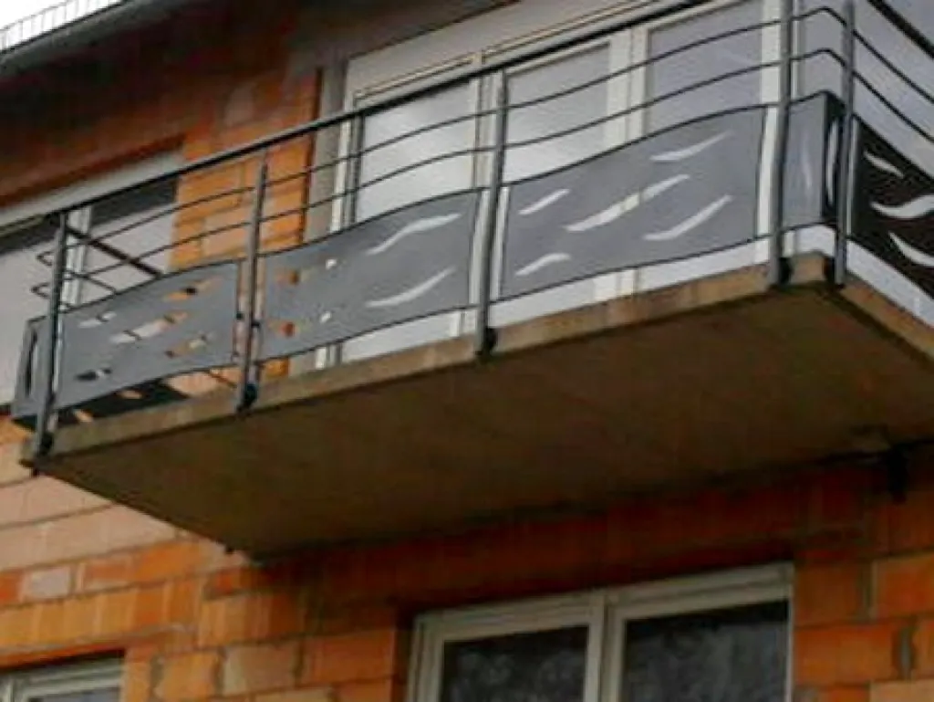 Garde-corps en tôle décorative posée sur dalle béton pour balcon ou mezzanine intérieure à Ecully dans l'Ouest lyonnais