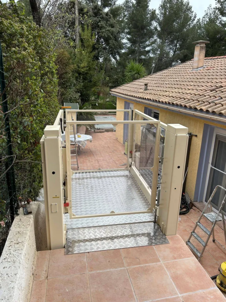 Niveau de finition au top pour cette plateforme élévatrice Strategos en extérieur sur 2 niveaux à Marseille