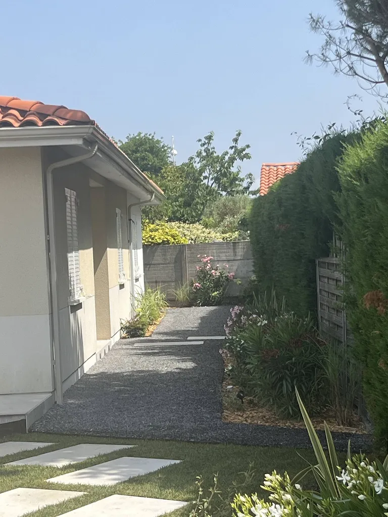 Aménagement sur mesure d’un jardin fonctionnel et esthétique avec rouleaux de gazon, création de massifs et paillage près de Contis