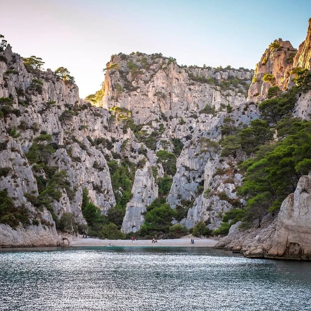 Explorez la Majestueuse Calanque d'En-Vau en Bateau avec L'Eden Boat : Excursions de Rêve au Départ de La Ciotat et Cassis