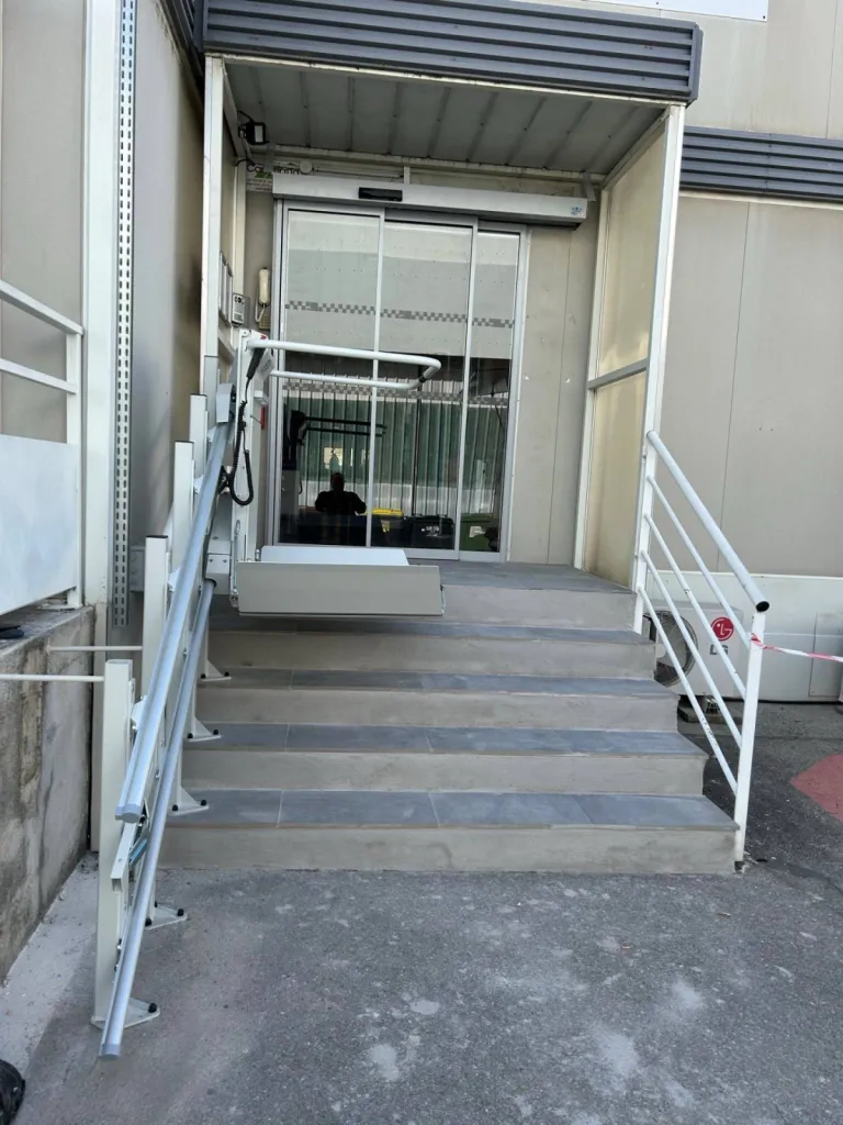 La plateforme oblique Lehner Delta attend son passager dans cet escalier droit extérieur dans un ERP à Marignane près de Marseille