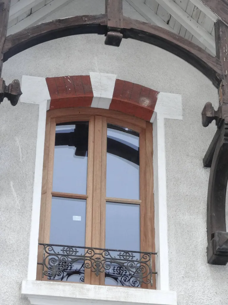 Pose de fenêtres en bois pour une maison à Lyon