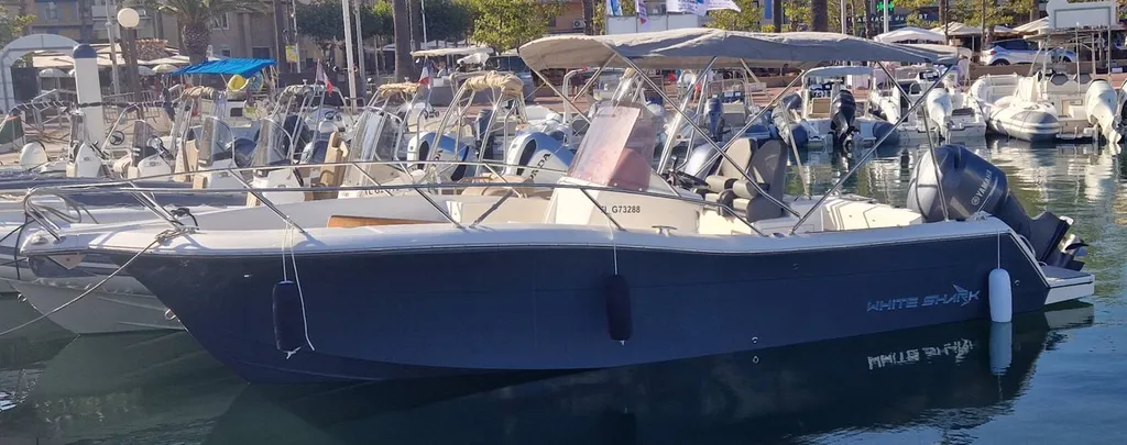 Location bateau à moteur White Shark à Bandol