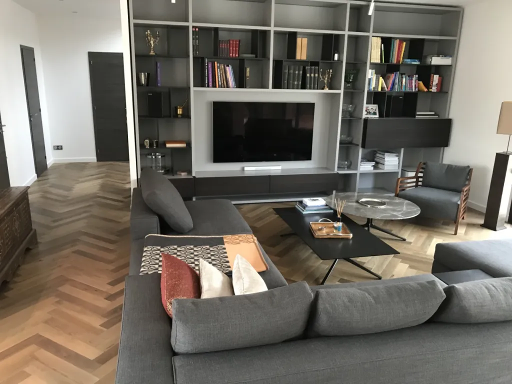 Pose de parquet collée en bâton rompu