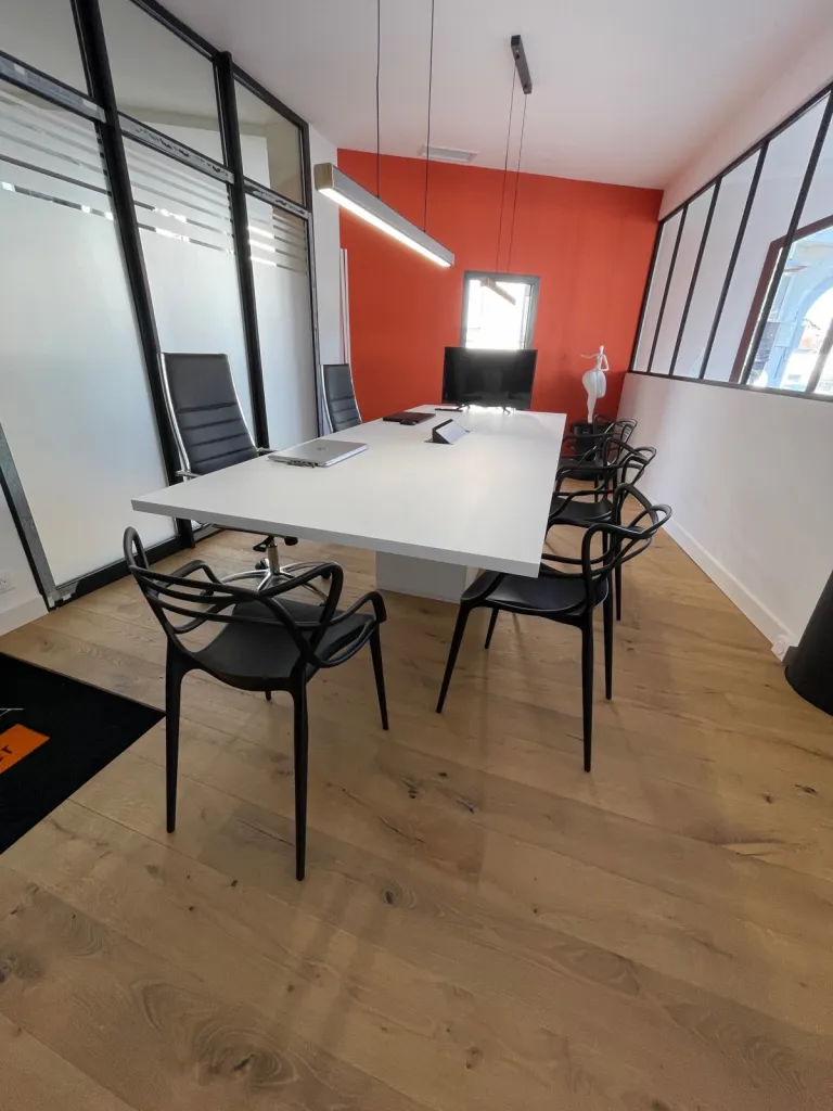 Mobiliers interieurs avec de grandes tables à manger sur-mesure et une bibliothèque sur- mesure à Bordeaux et Arcachon