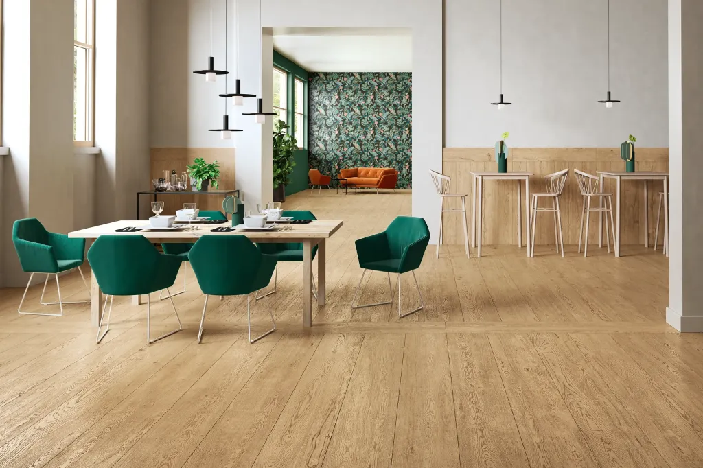 Carrelage aspect bois rectifié LE BRICOLLE : L’âme de Venise dans un grès cérame bois signé Novabell, à retrouver dans nos showrooms de Dieppe et Rouen.