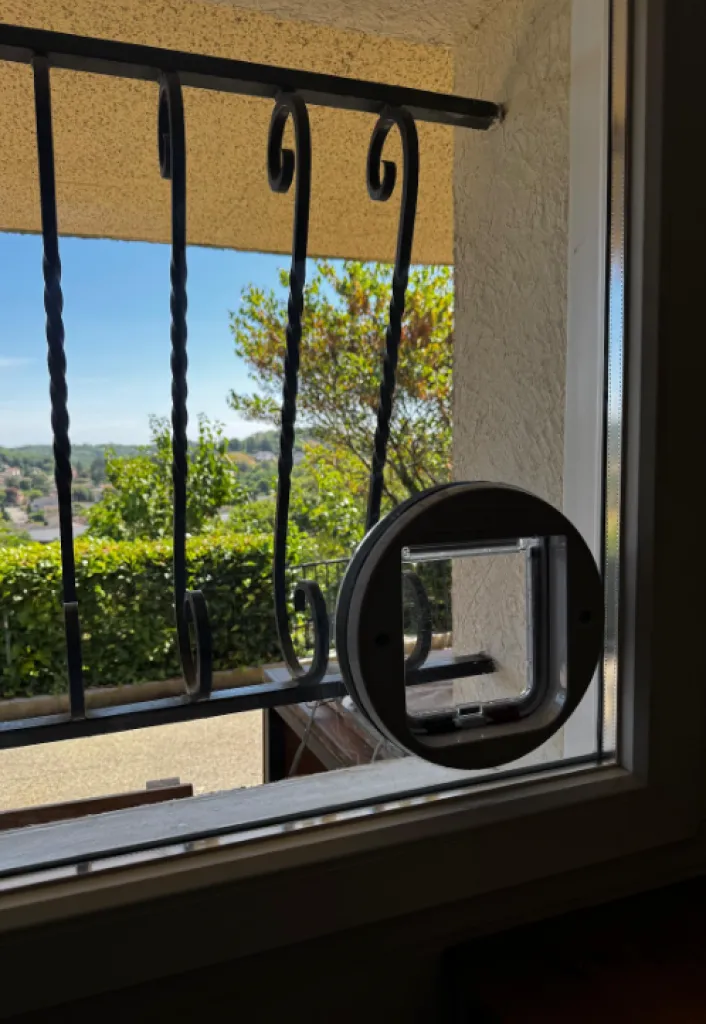 Remplacement d’un double vitrage par un double vitrage avec trou de chatière à Montluel dans l’Ain