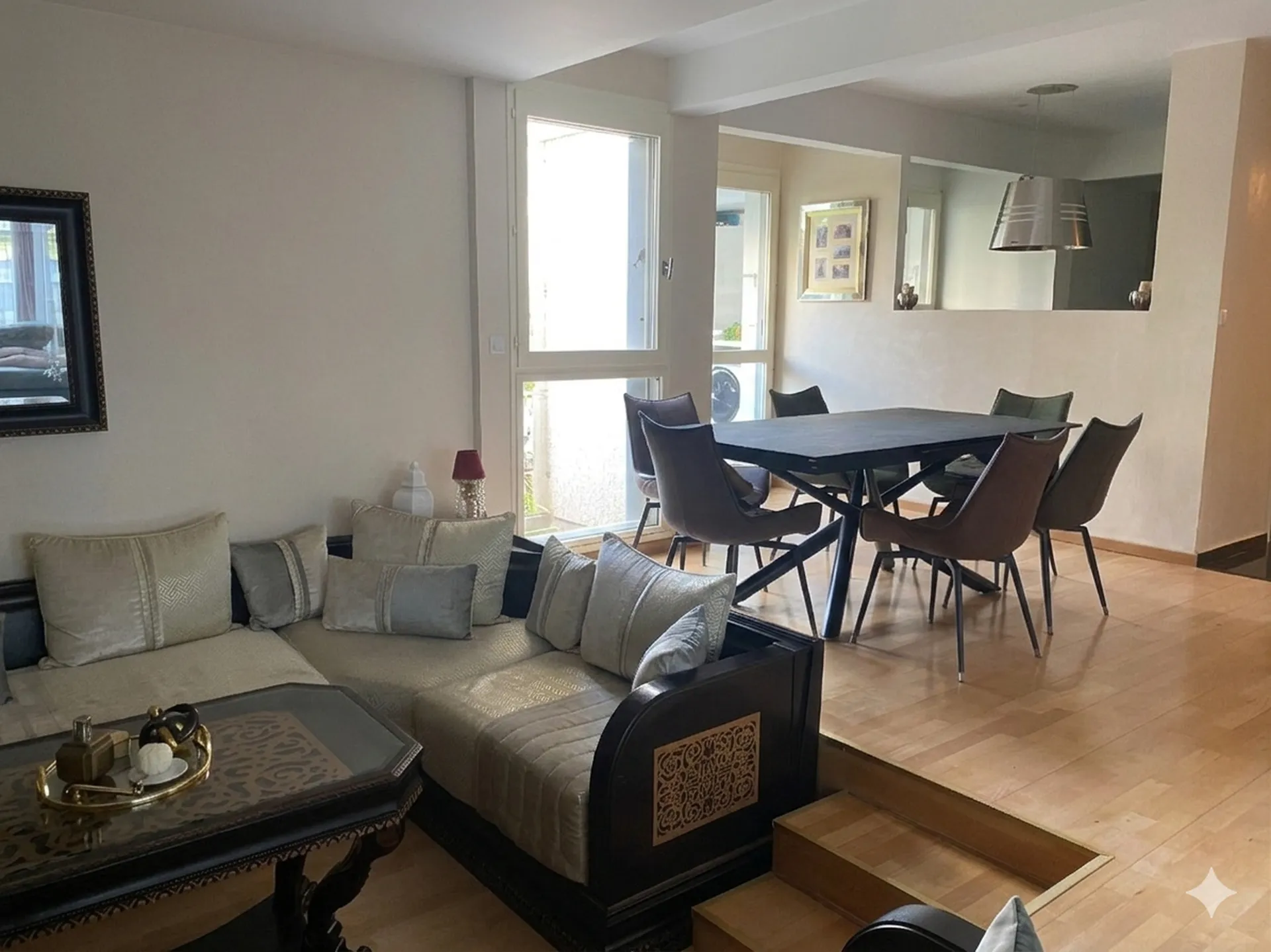 vue salon appartement  atypique avec tennis et double box à vendre chez Helix imob