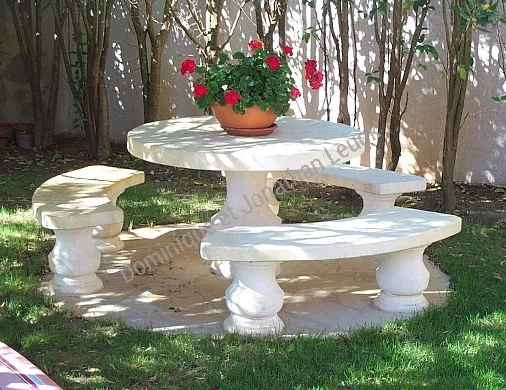 Tables avec bancs en pierre