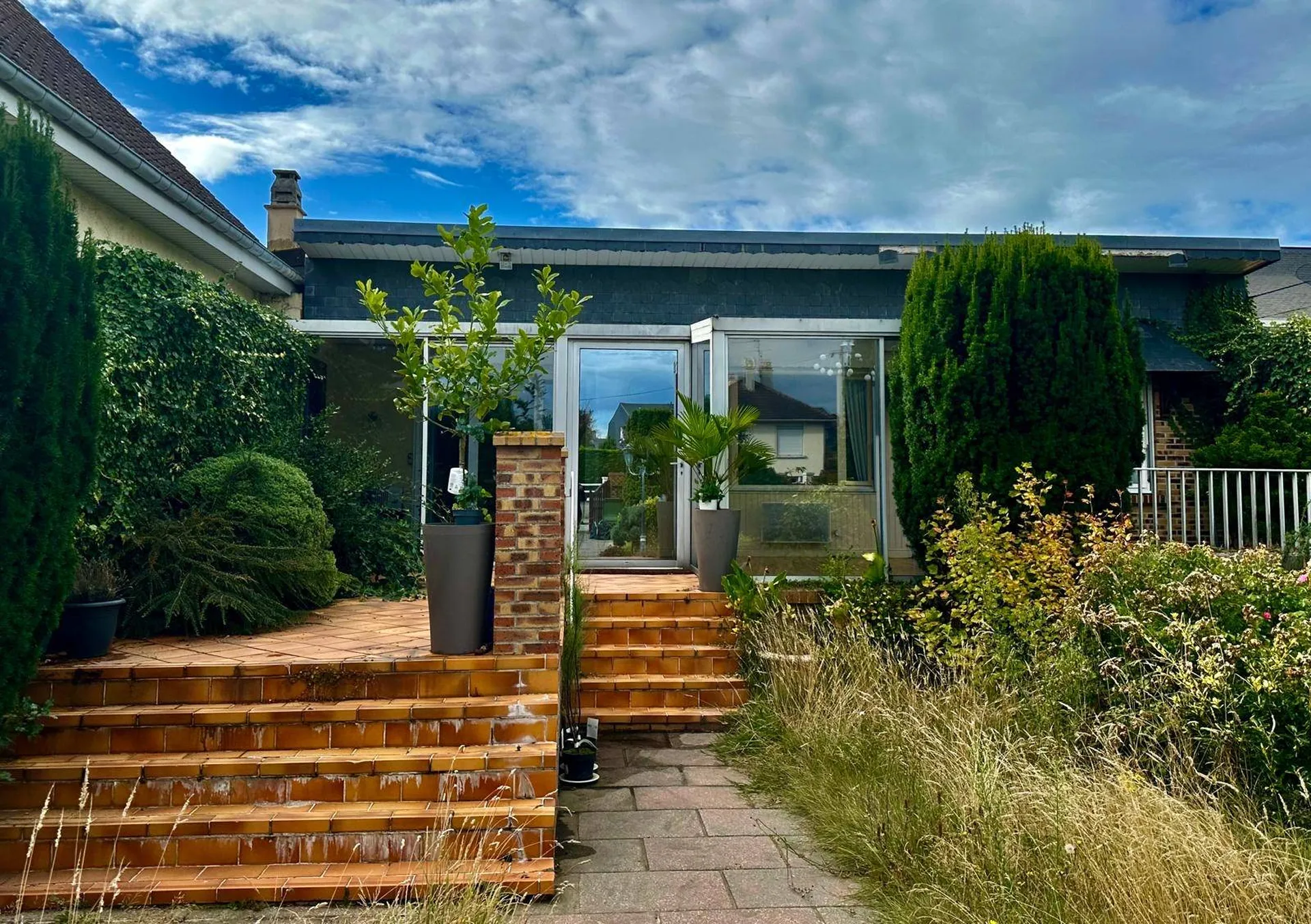 À vendre – Maison avec vue mer à Dieppe, entièrement de plain-pied et offrant un exceptionnel potentiel de rénovation.