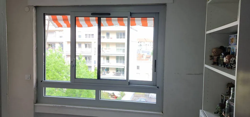 Installation de fenêtres aluminium sur-mesure gris lumière RAL 7035 à Caluire
