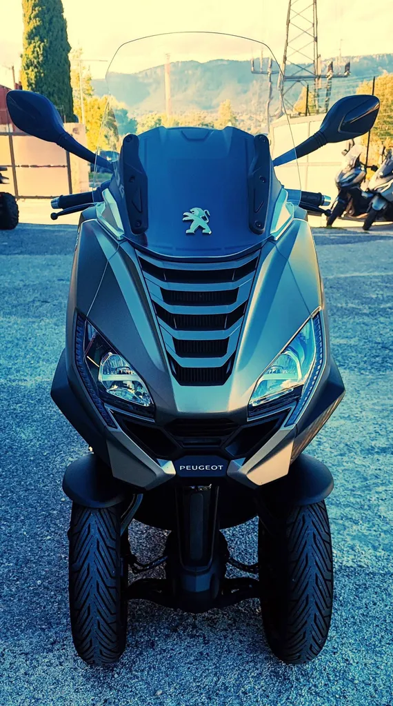 SCOOTER OCCASION PEUGEOT METROPOLIS SW du 04/2023 avec 15000 km.