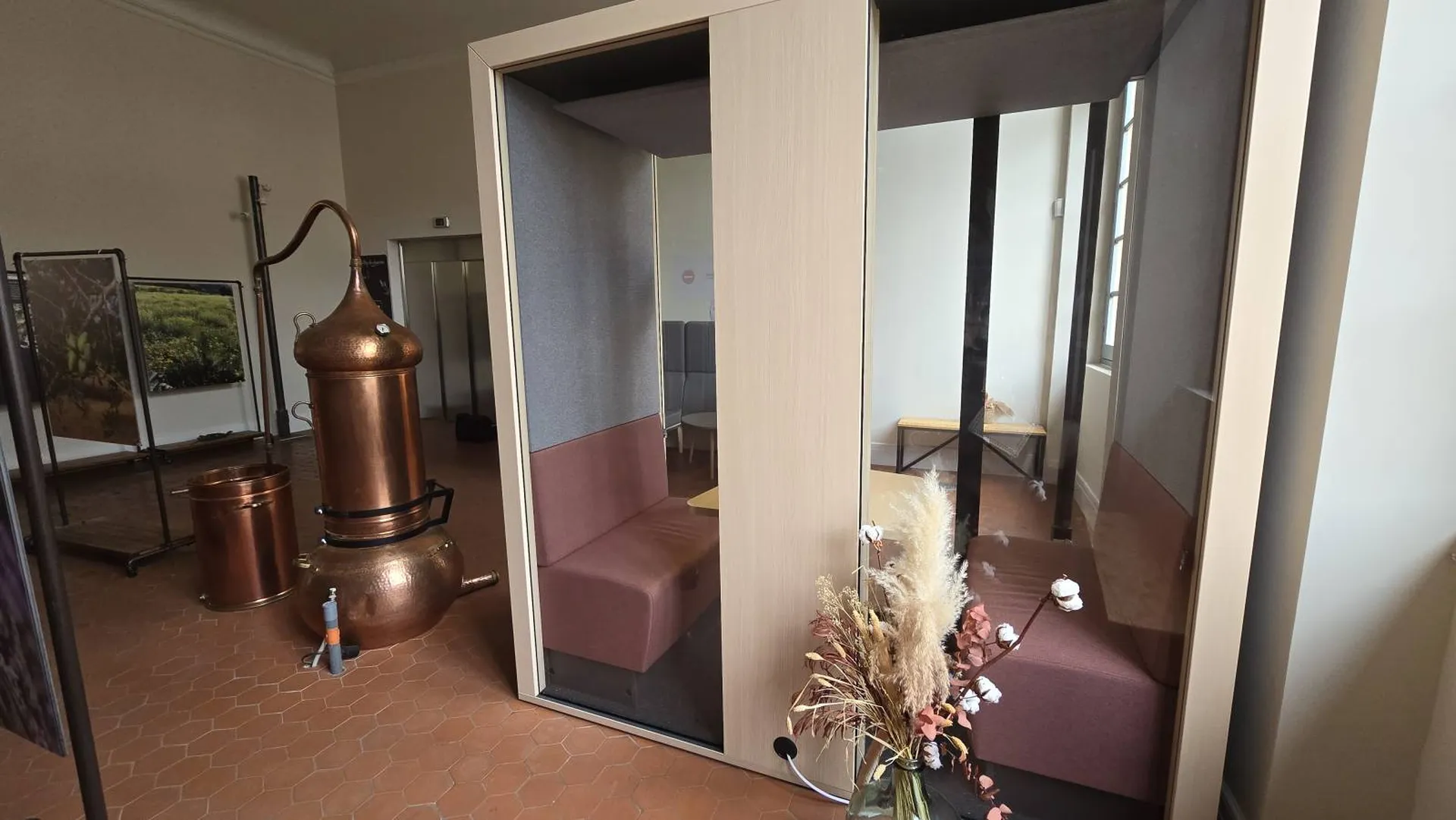 Cabine téléphone acoustique BLABLACUBE installée à Aix En Provence