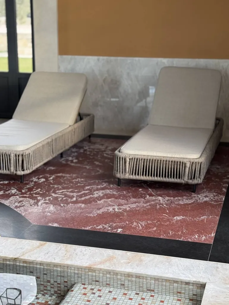 Spa en Marbre rouge Saint Pons et granit noir Zimbabwé au Domaine Mas de Rey à Arles