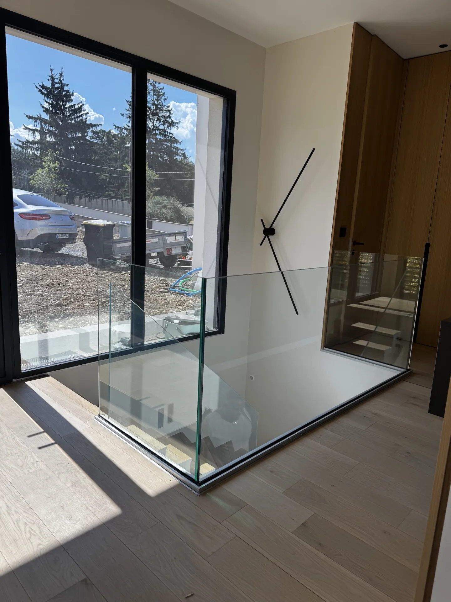 Garde-corps en verre feuilleté trempé offrant transparence et sécurité dans un espace lumineux à Vourles.