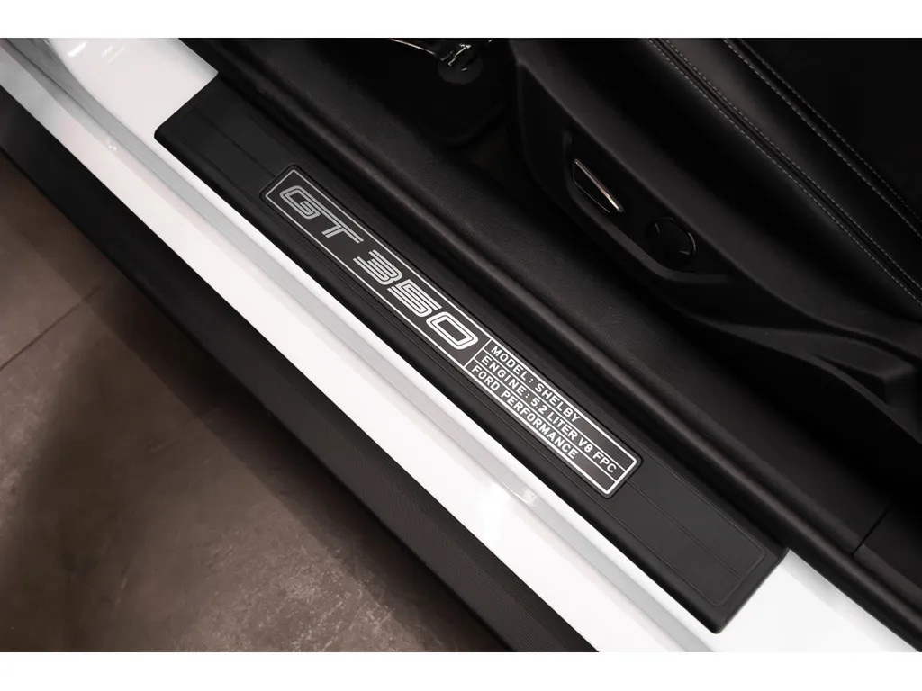 Ford Mustang Shelby GT350 2016 Neuve Série Limitée Bleu Bandes Blanches V8 5.2 Flat Plane Import Canada Livraison Europe