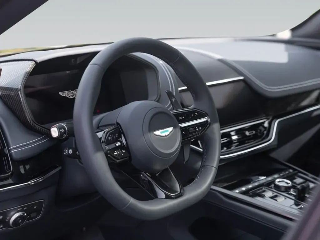 Poste de conduite Aston Martin DBX707 volant et cockpit premium Bordeaux