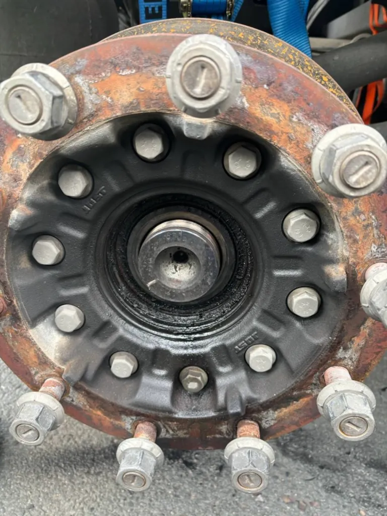 Dépannage et remplacement d'un moyeu de roue pour poids lourds à BORDEAUX en Gironde (33)