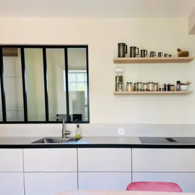 Cuisine contemporaine avec façades crème et bois Classic Oak, par l’Atelier D. architecte d’intérieur à Bordeaux
