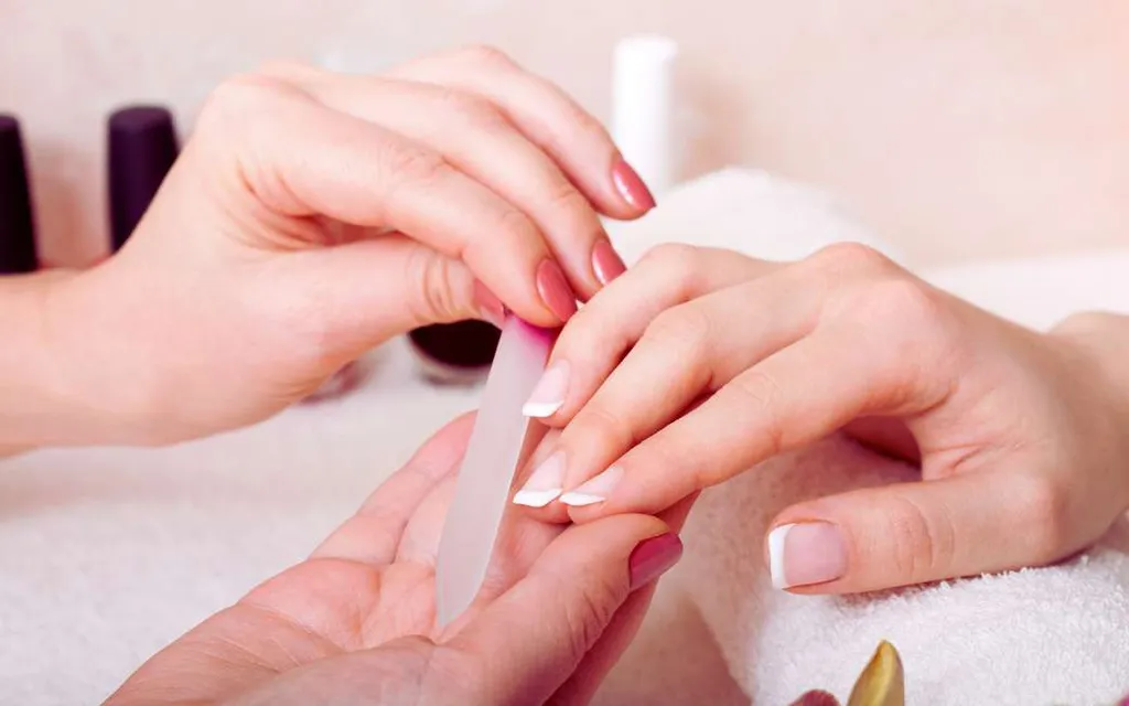 Manucure professionnelle pour sublimer les ongles avec soin des mains complet mise en beauté et finition élégante pour des mains impeccables à Pessac