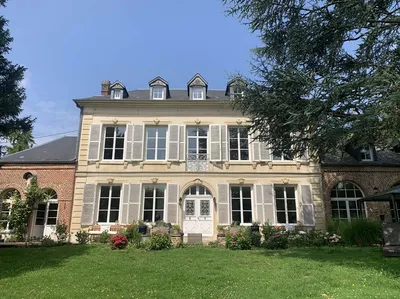 Dans la ville de LISIEUX (14100) : Maison de maître du XIX ème siècle avec terrain de 2 700 m2
