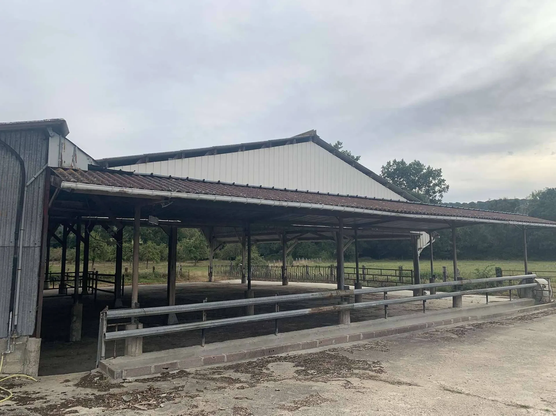 A VENDRE - Dans la région de SAINT PIERRE SUR DIVES (CALVADOS) corps de ferme avec 6 ha 90 a de terrain en bordure d'une rivière