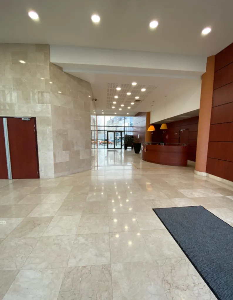 Hall avec hôtesse d'accueil