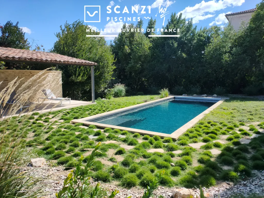Piscine 10x3,50m style lavoir avec membrane 3D et couverture automatique dans une bastide proche d’Uzès