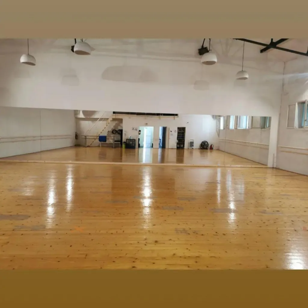 Conception d'un miroir sur mesure de grandes dimensions en verre pour un kinésithérapeute sur Pelissanne