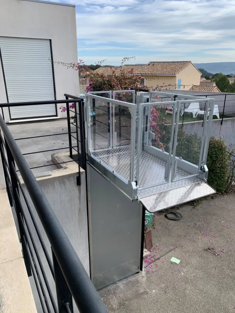 Dans cette position l'espace dessous est libre de tout accès sans être une aire de stationnement pour cette plateforme verticale Strategos d'une élévation de 3 m en extérieur à Martigues près d'Aix en Provence 