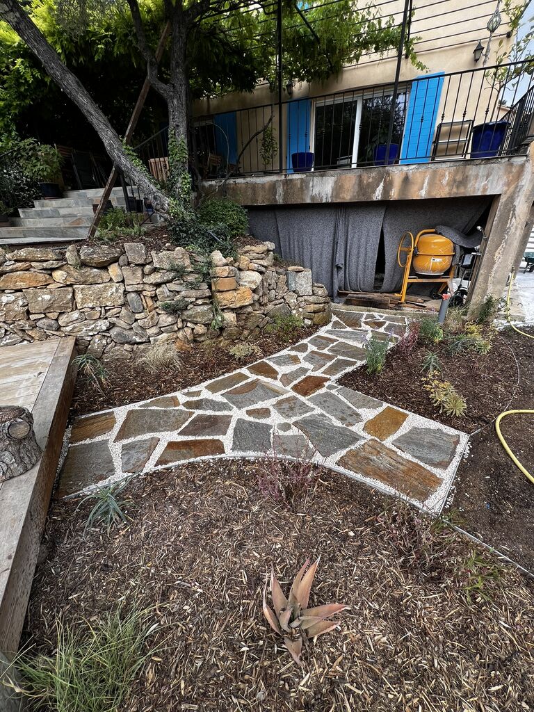 Aménagement paysager complet avec arrosage automatique, opus incertum et massifs méditerranéens au Beausset