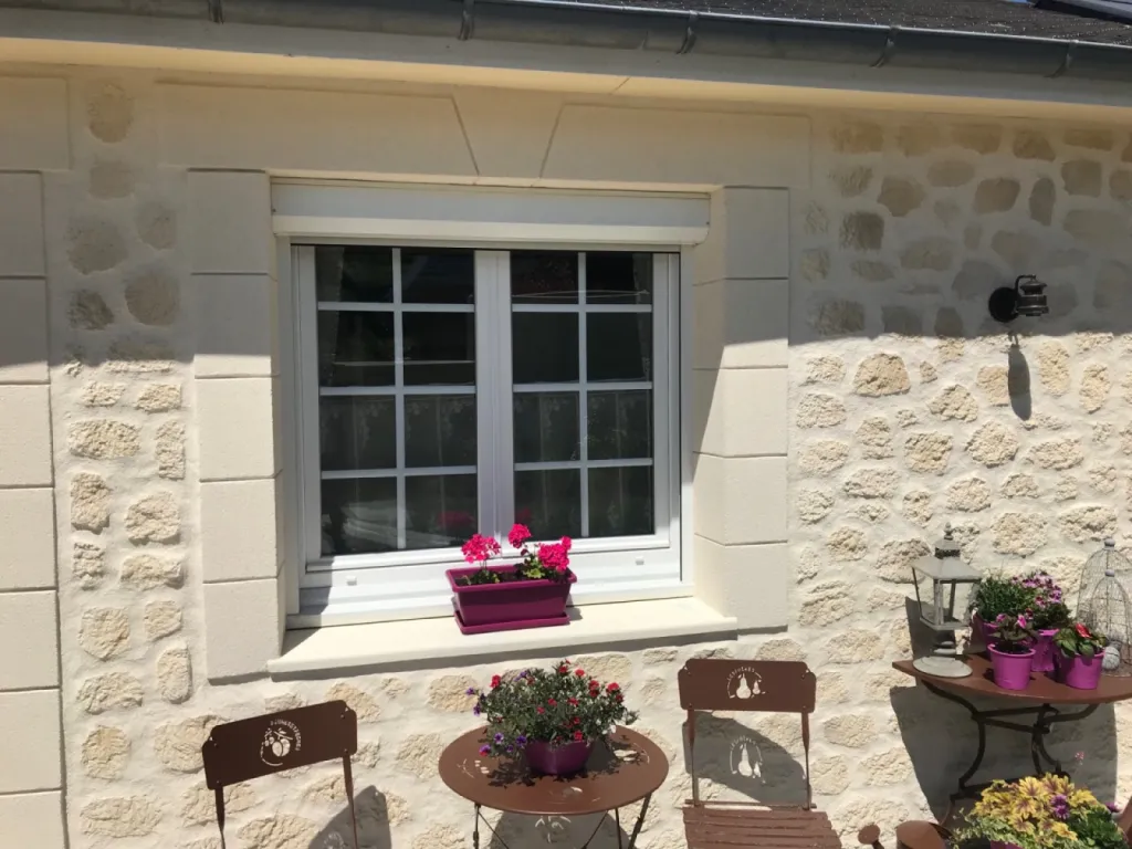 Ravalement de façade enduit projeté aspect pierre isolant et hydrofuge sur maison individuelle Epouville proche Le Havre 76