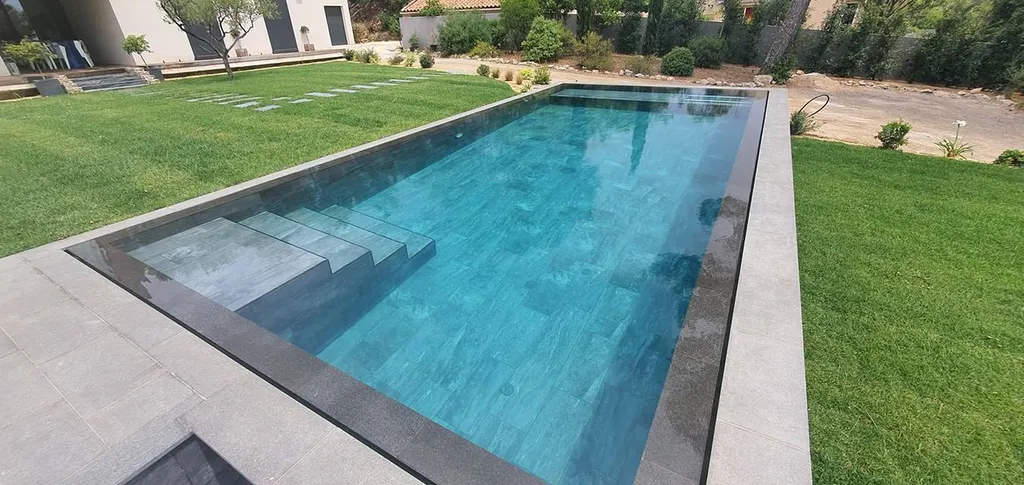 MARGELLE PISCINE EN GRANIT NOIR 