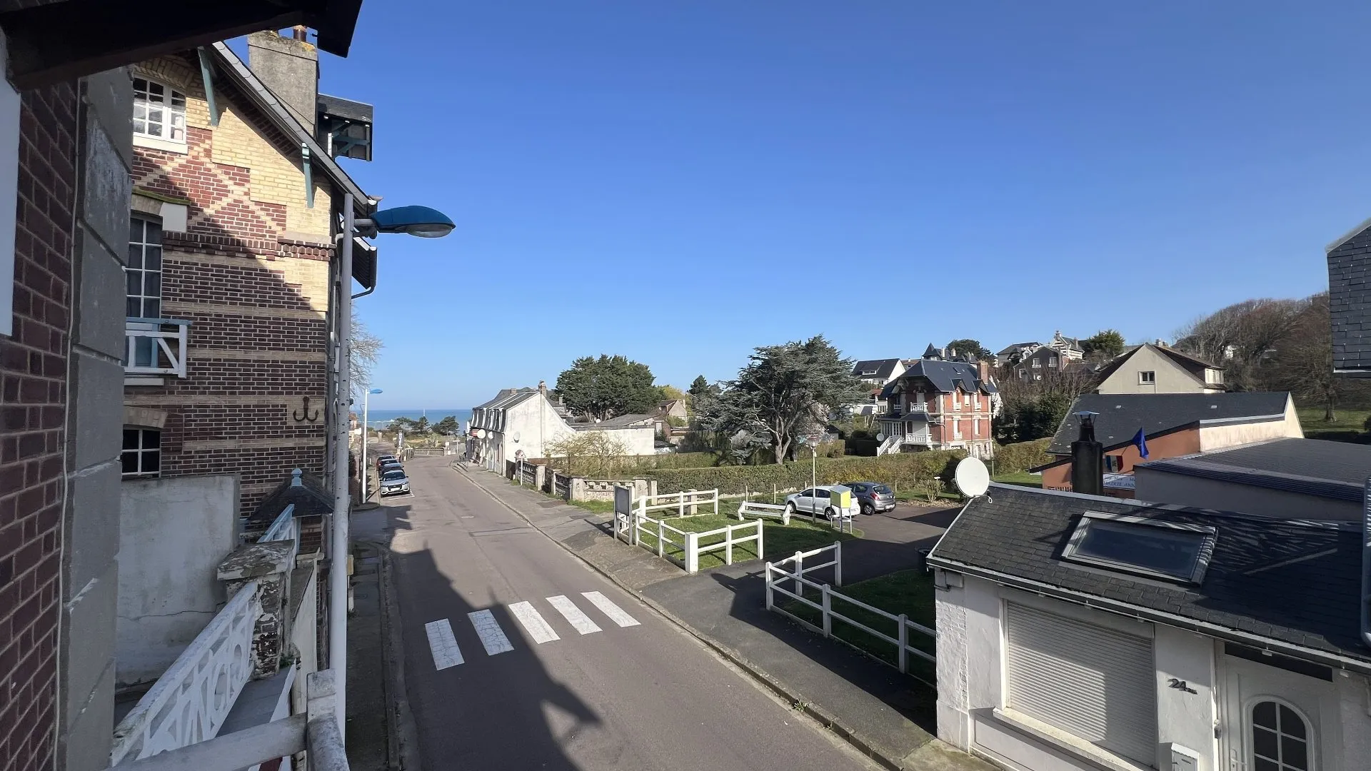 Ensemble immobilier avec 2 appartements 22m² et 13,5m² à rénover, idéal location saisonnière, à deux pas de la plage à Mesnil-Val 76910.