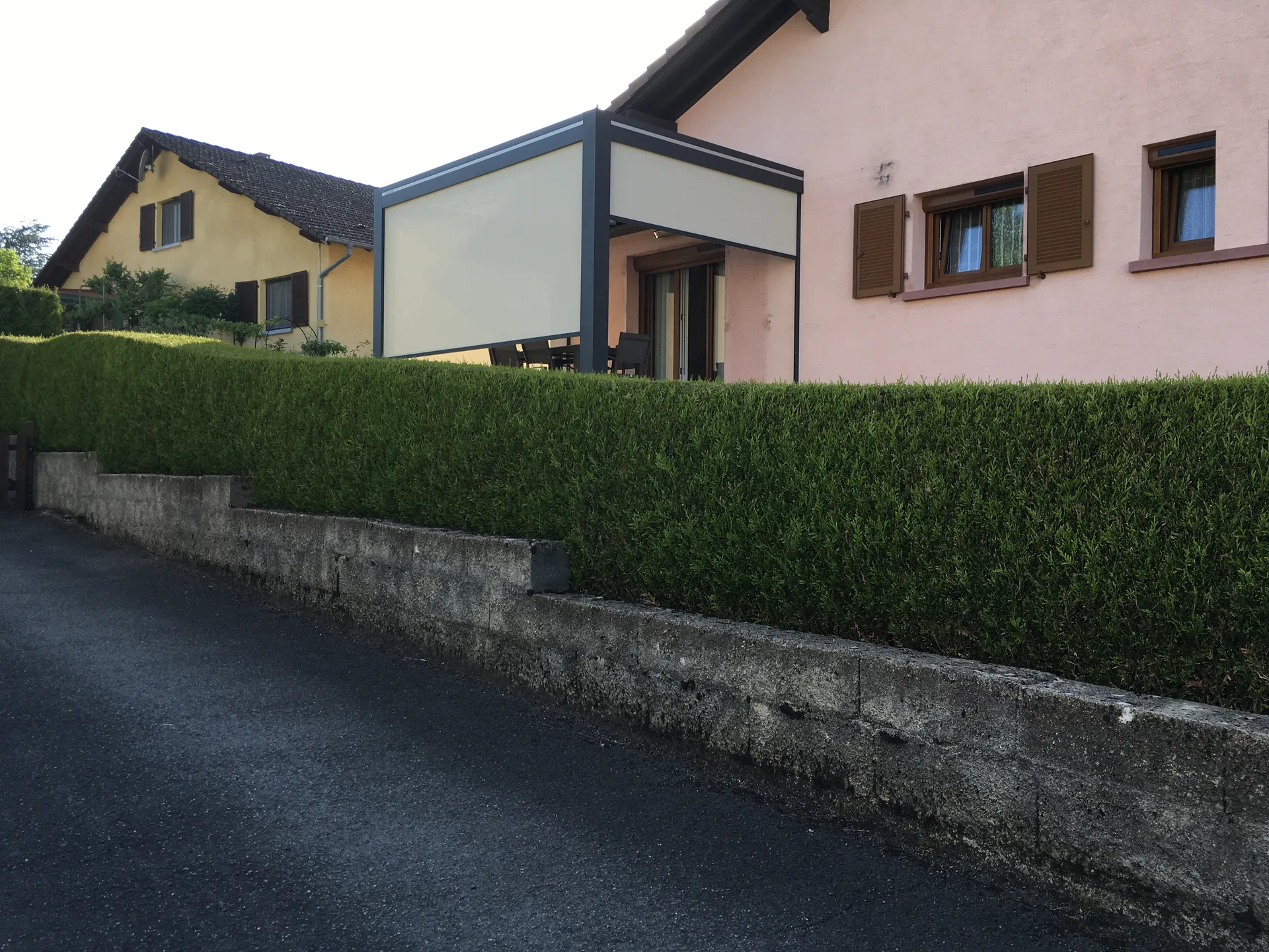 Expert en pergola bioclimatique à OFFEMONT 90 300 lames orientable store électrique  leds dans les lames panneau décoratif en aluminium blanc