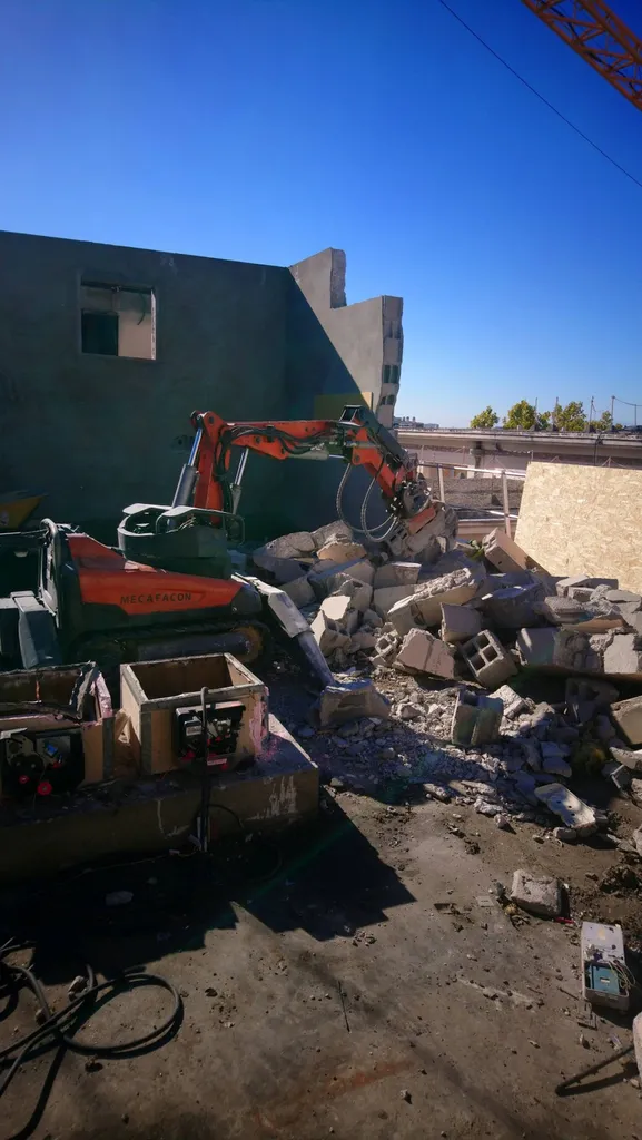Une cisaille à béton en action sur notre robot Brokk à Lyon et dans toute la France