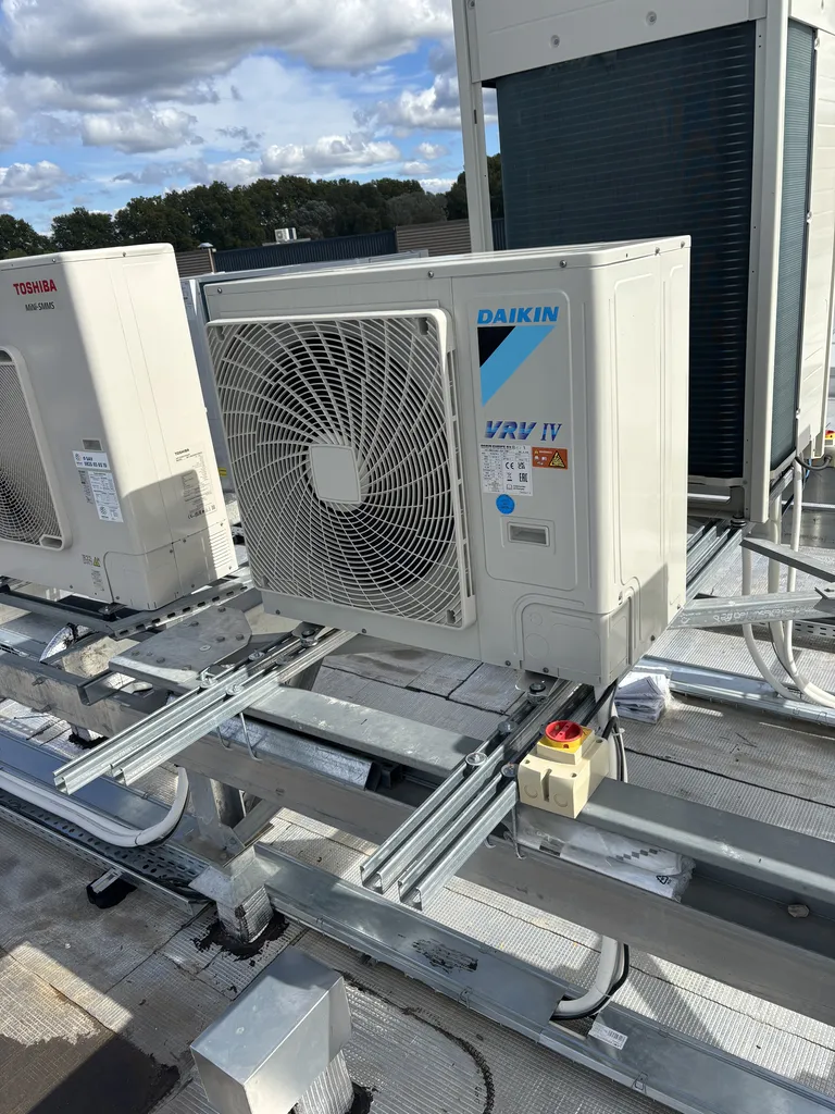 Installation d'un système de climatisation réversible VRV Daikin pour un bâtiment tertiaire et des espaces de bureaux à Venelles dans les Bouches-du-Rhône (13)
