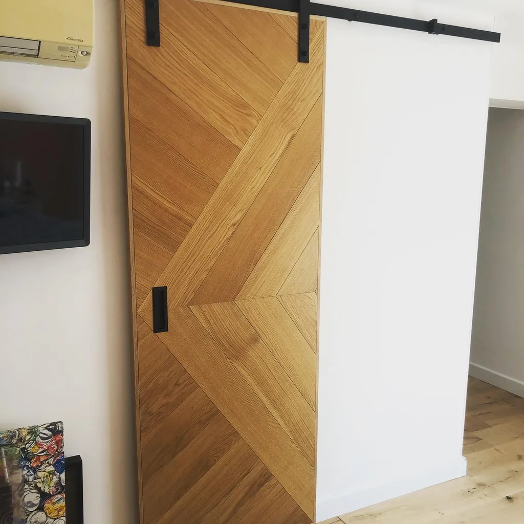 Pose de portes intérieures coulissantes sur mesure en bois de chêne massif dans un appartement de prestige à Saint-Tropez