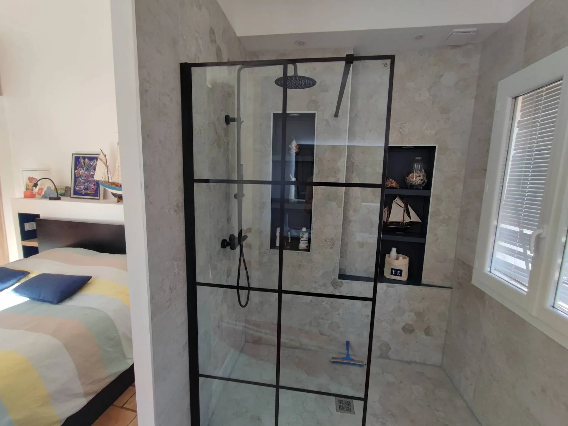 aménagement suite parentale avec douche italienne carrelage et lit 180 cm  : architecte d'intérieur marseille